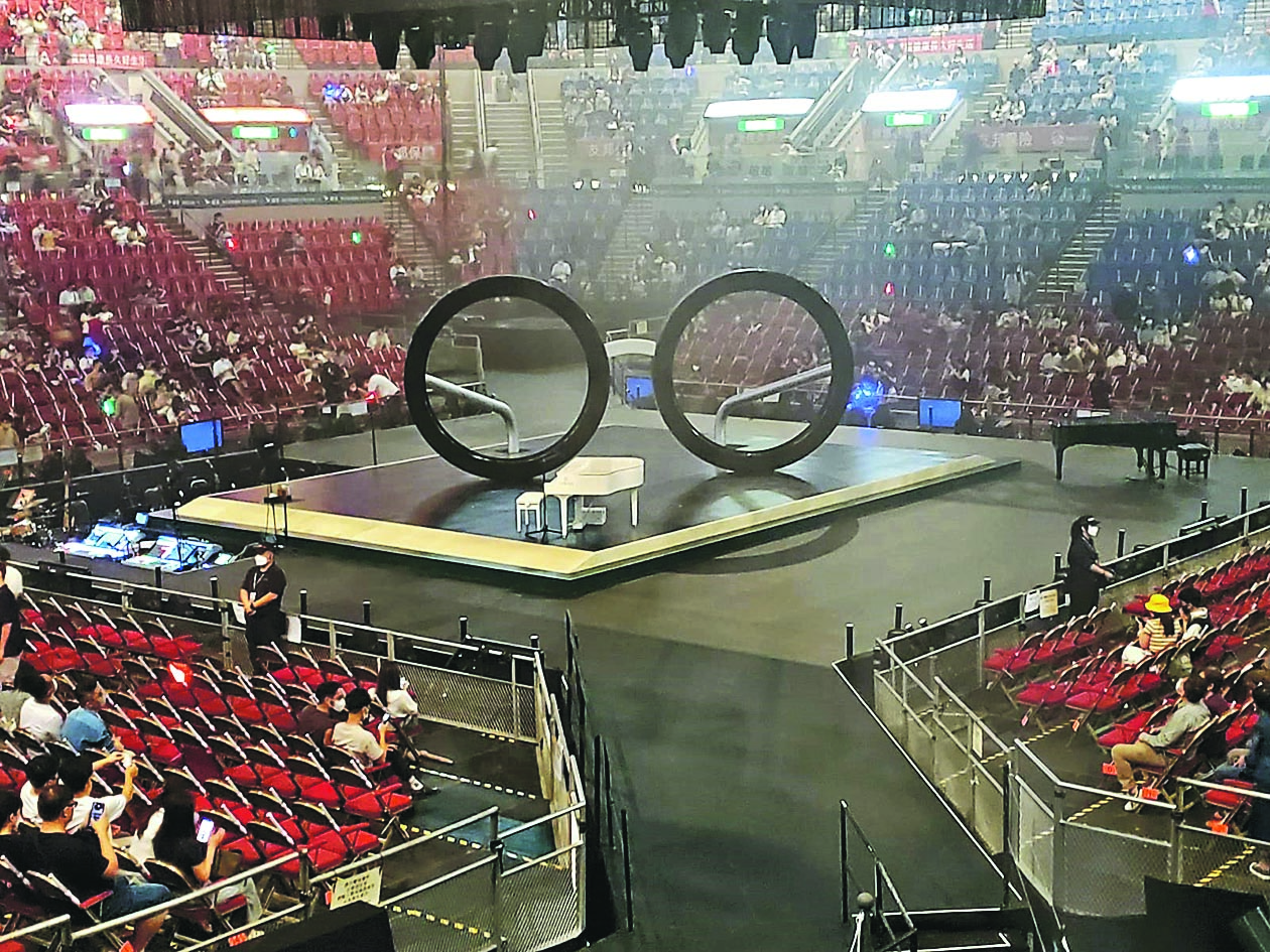 MIRROR意外后红馆重启开唱　 弃巨屏幕改投射