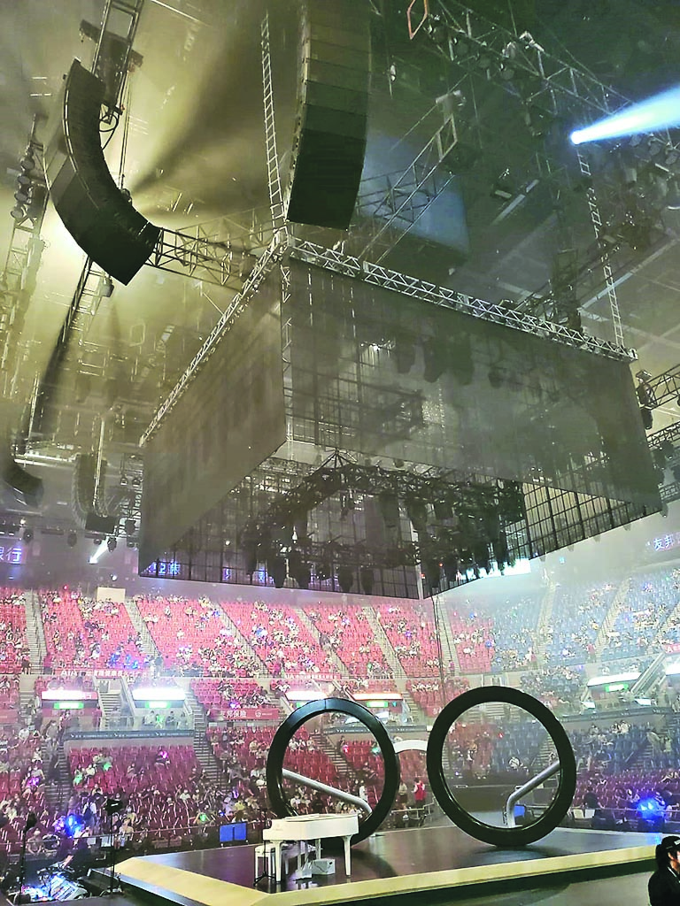 MIRROR意外后红馆重启开唱　 弃巨屏幕改投射