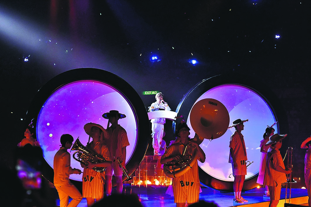 MIRROR意外后红馆重启开唱　 弃巨屏幕改投射