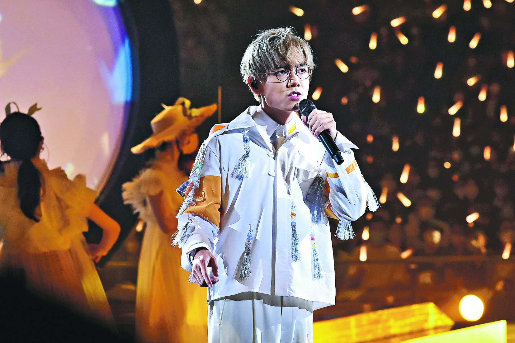 MIRROR意外后红馆重启开唱　 弃巨屏幕改投射