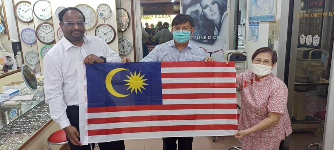 NS 淡边：威拉班派发国州旗给市区商家业主