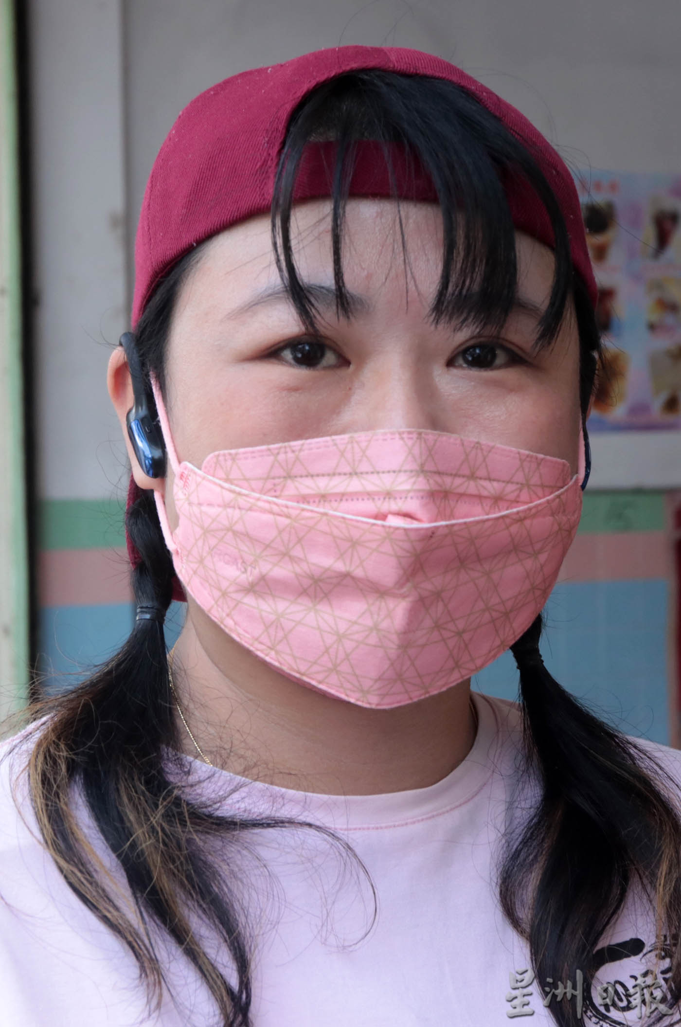 国旗飘扬景象显慢热,却不阻民众爱国心意