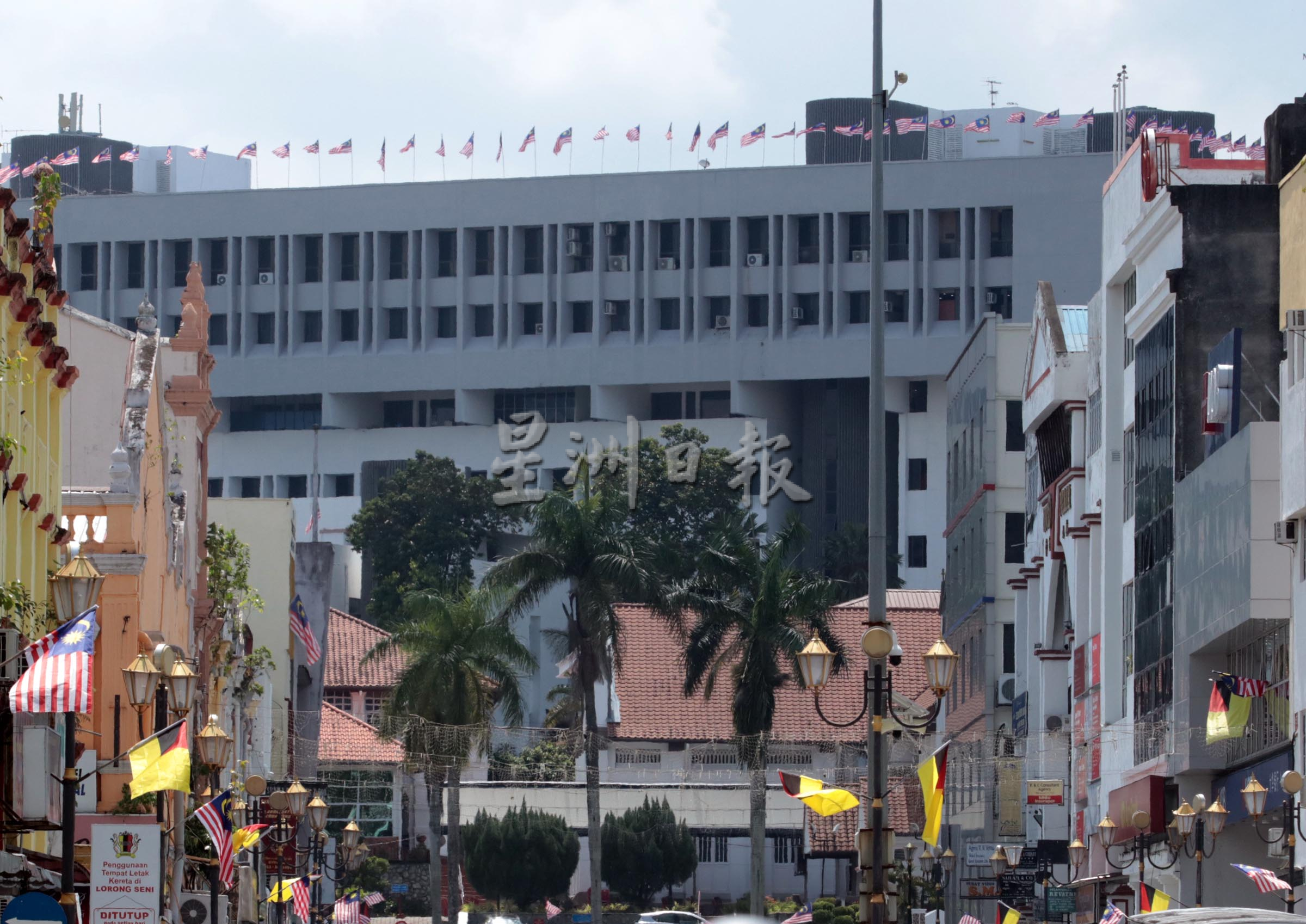 国旗飘扬景象显慢热,却不阻民众爱国心意