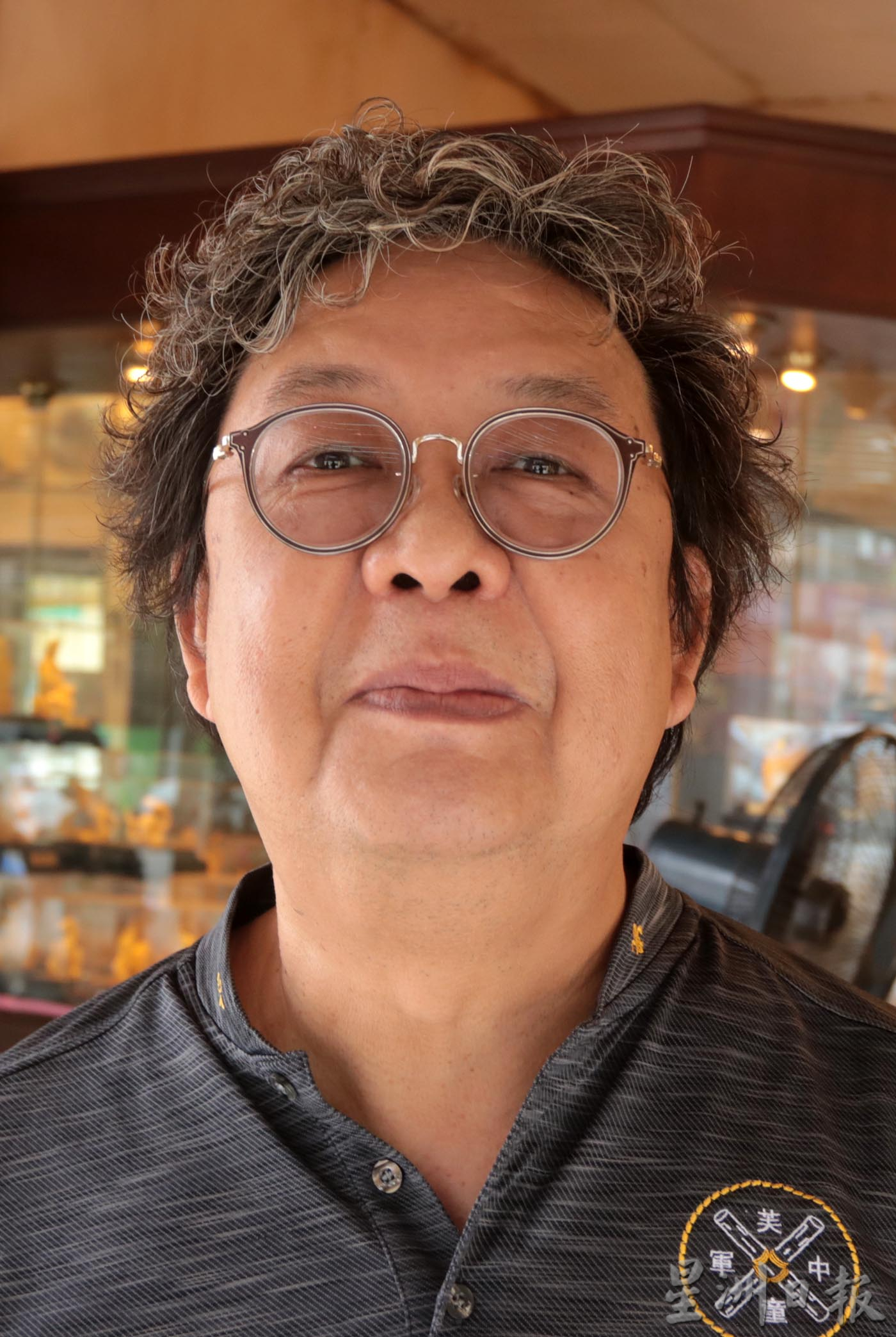 国旗飘扬景象显慢热,却不阻民众爱国心意