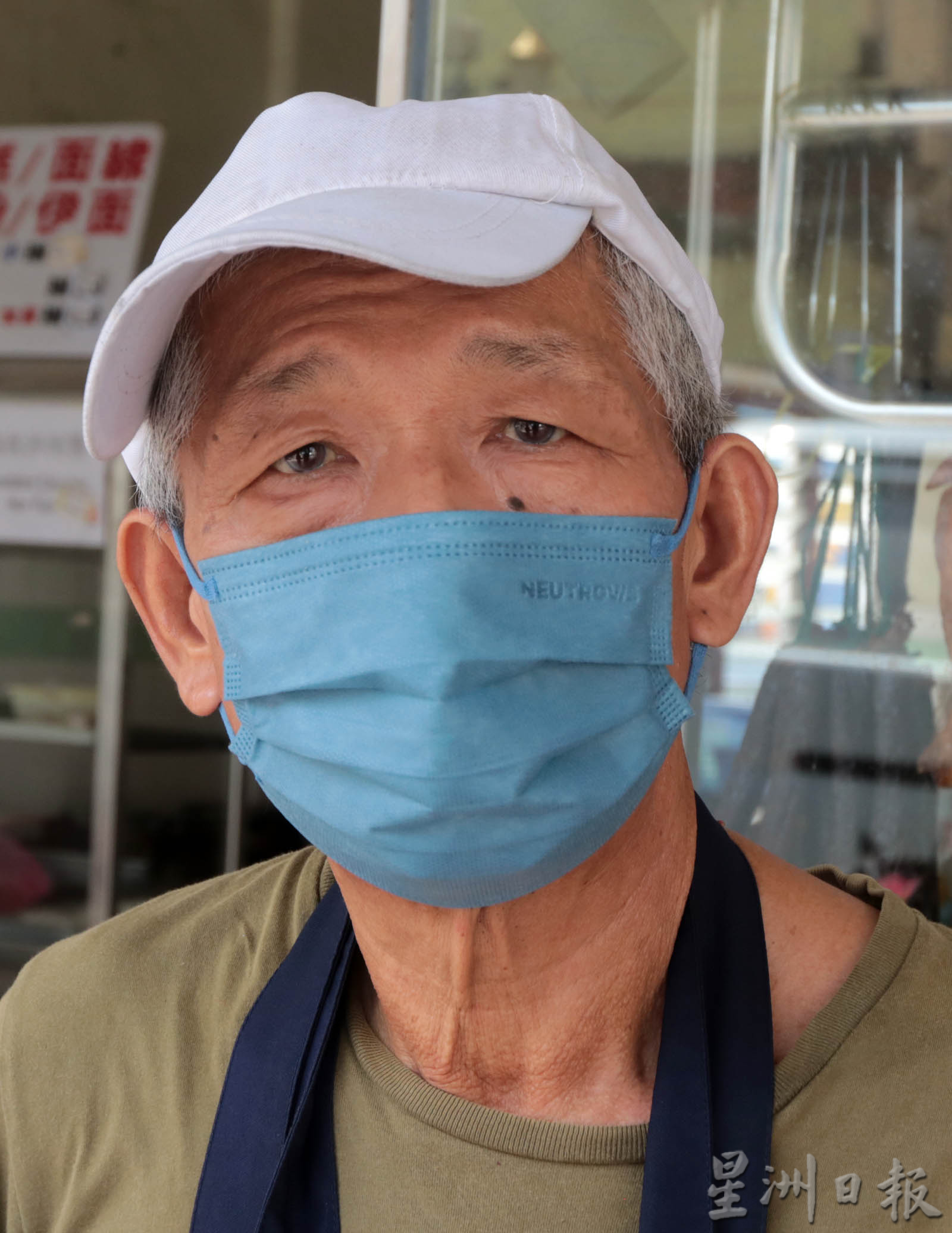国旗飘扬景象显慢热,却不阻民众爱国心意