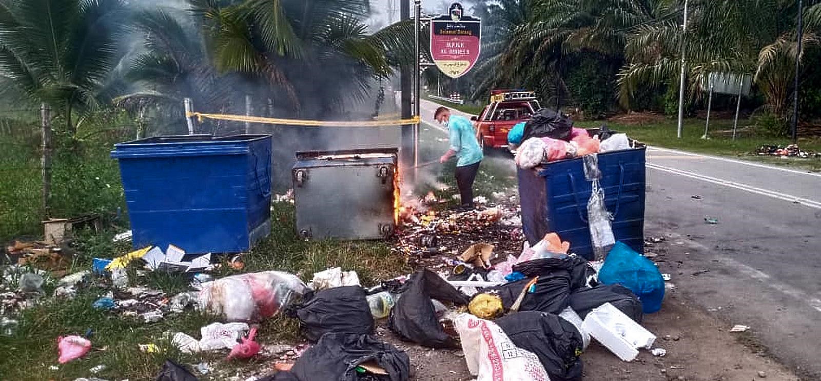 NS马口:榕吉路边垃圾堆,有人乱丢垃圾后顺手点火燃烧
