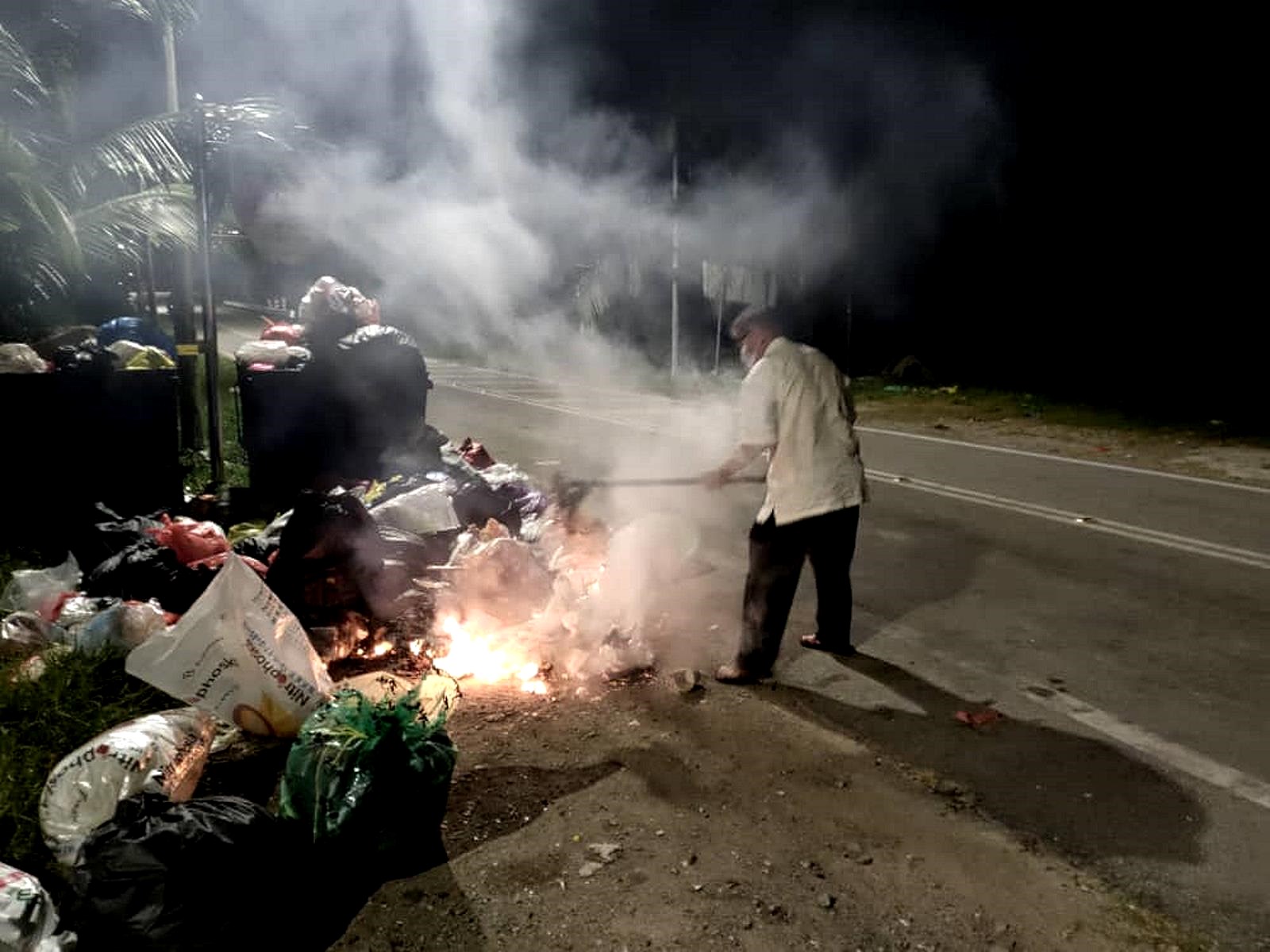 NS马口:榕吉路边垃圾堆，有人乱丢垃圾后顺手点火燃烧