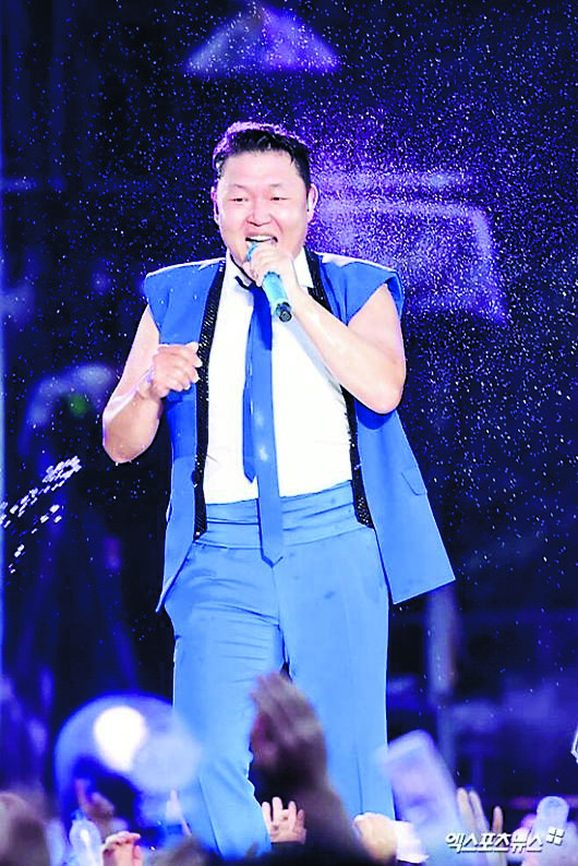 PSY湿身秀工作人员滑倒身亡  15公尺高台拆灯坠落