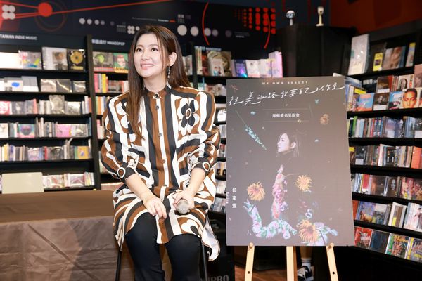 Selina疫情延宕3个月办签名会 任爸抢当头号粉丝