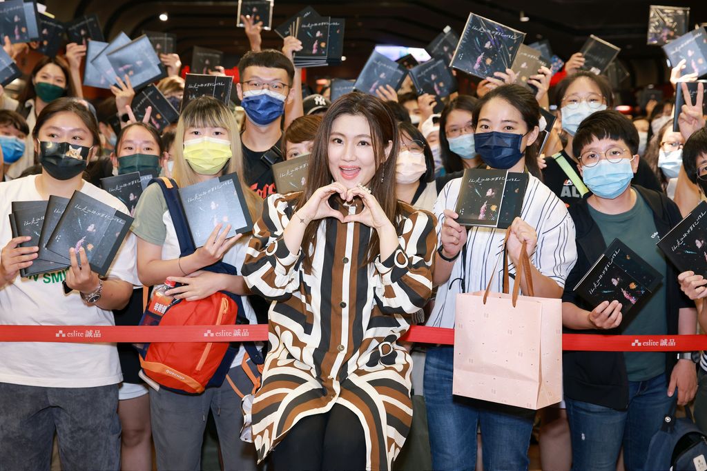 Selina疫情延宕3个月办签名会 任爸抢当头号粉丝