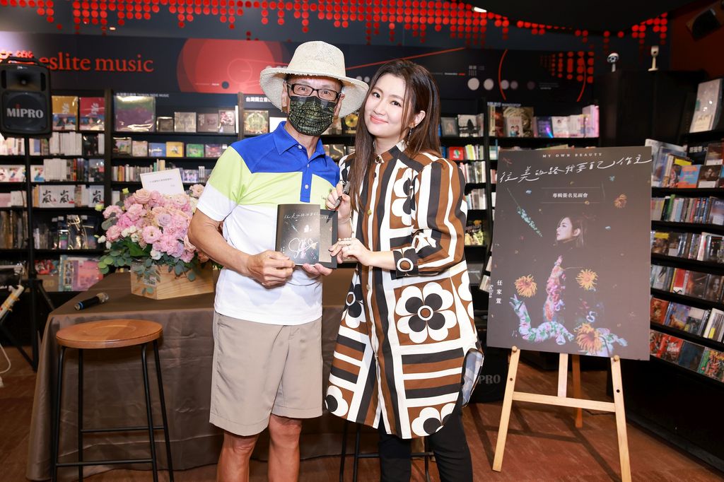 Selina疫情延宕3个月办签名会 任爸抢当头号粉丝