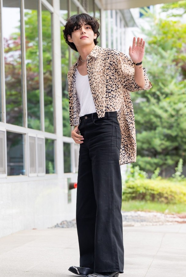 V与Jennie同框照疯传   热恋传闻再起