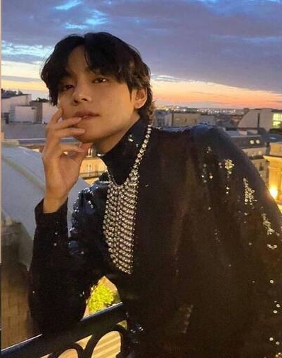 V与Jennie同框照疯传   热恋传闻再起