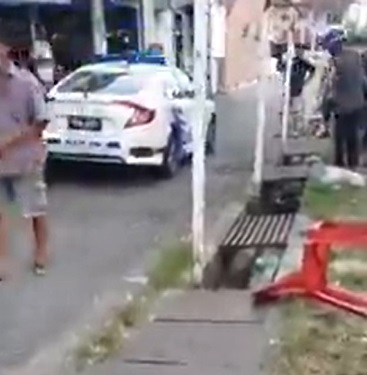 3人持木棍椅子猛砸男子 警捉一人追捕两人