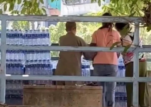 3女“放生”矿泉水惹热议　路人提醒反遭骂