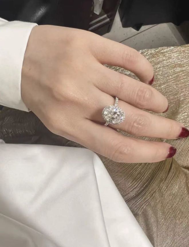 52岁周杰被曝恋情  女模晒暧昧记录秀钻戒