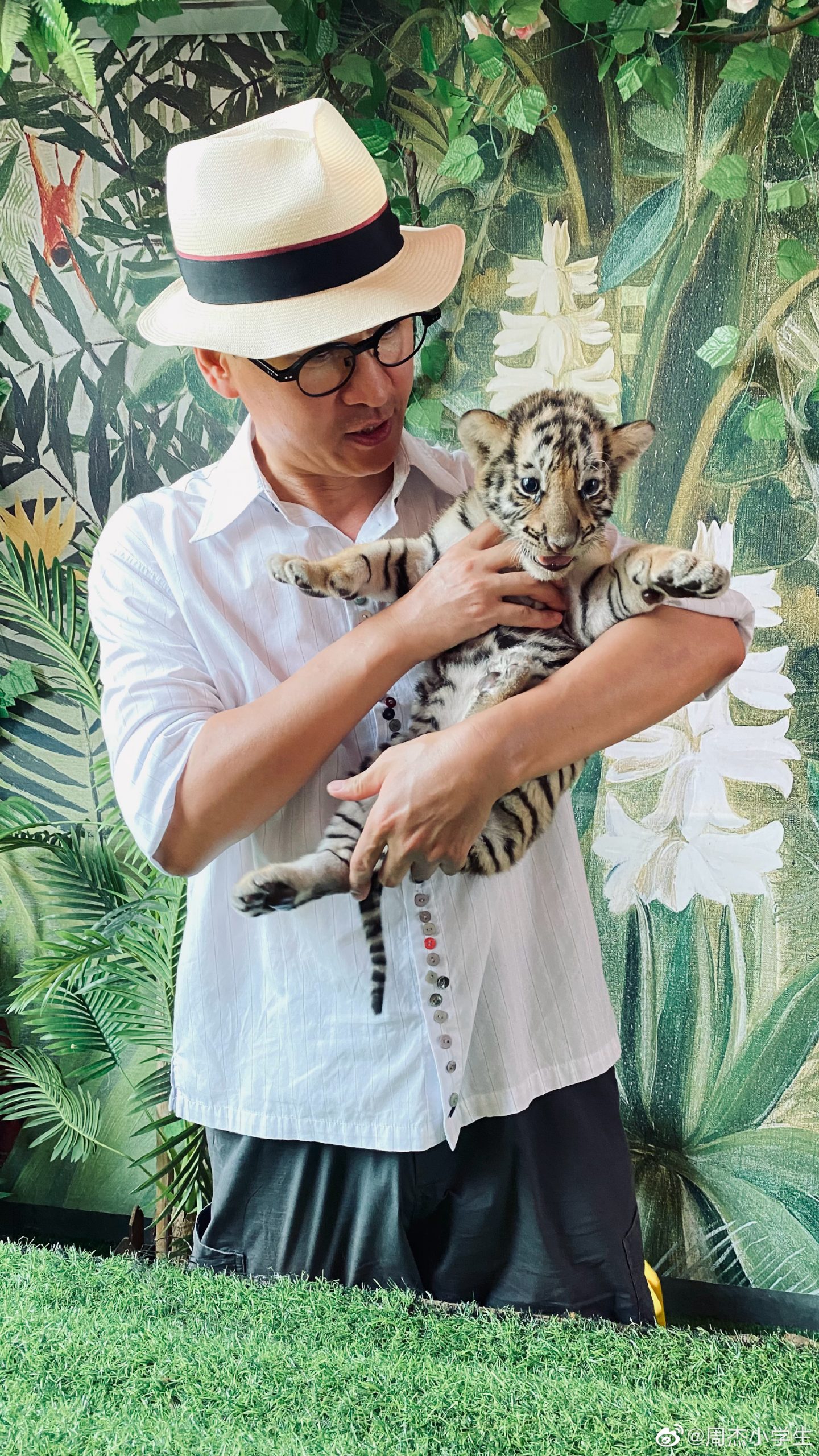 52岁周杰被曝恋情  女模晒暧昧记录秀钻戒