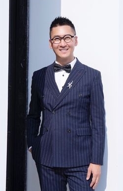 52岁周杰被曝恋情  女模晒暧昧记录秀钻戒