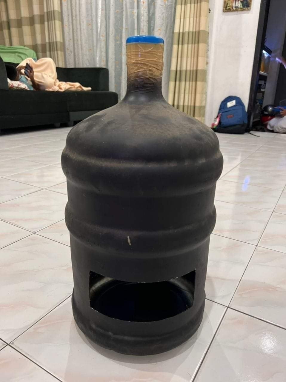 5加仑矿泉水桶环保扑满 男子2年存逾2.8万令吉