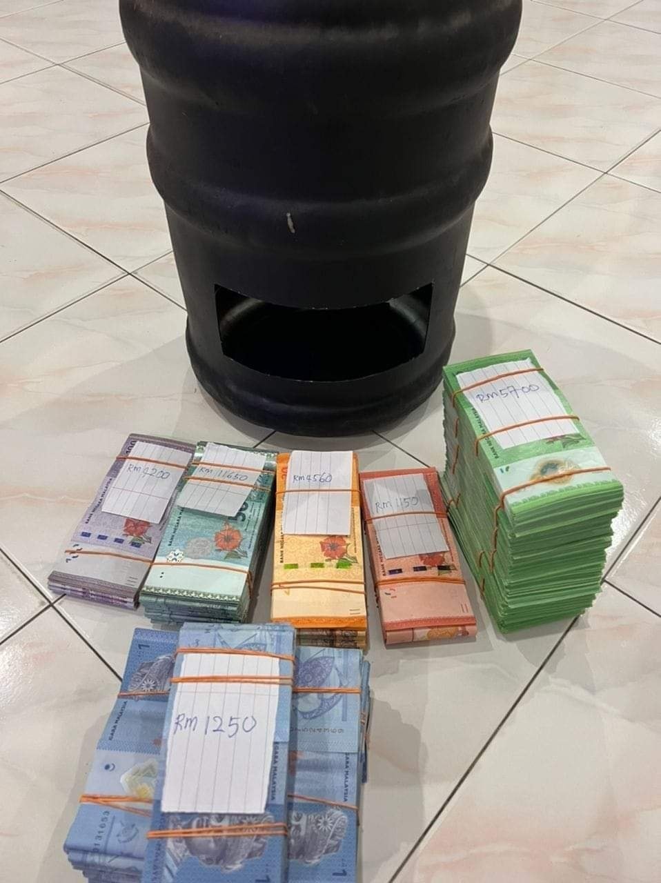 5加仑矿泉水桶环保扑满 男子2年存逾2.8万令吉