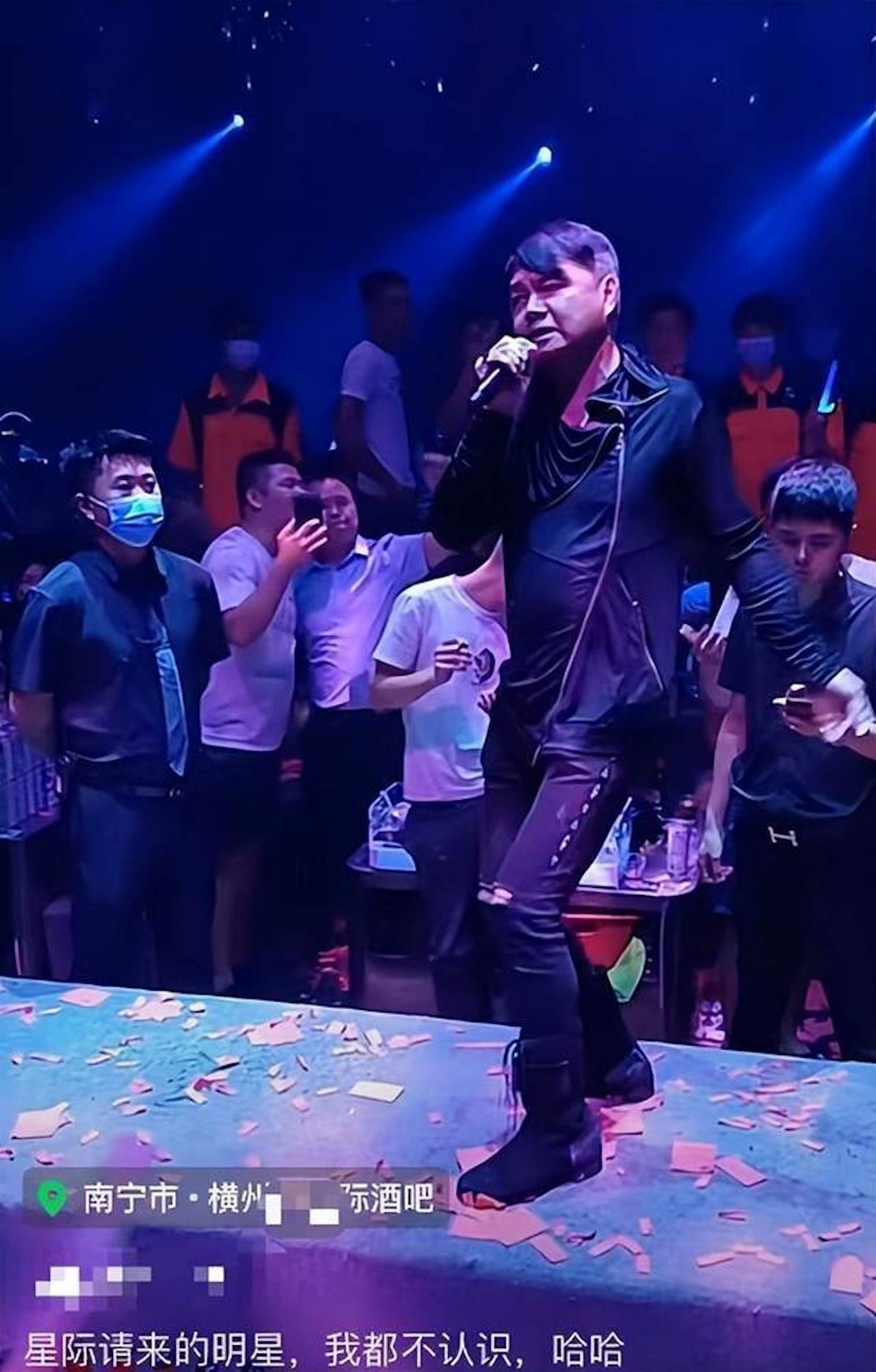 63岁艾威酒吧商演 环境简陋网叹:很悲哀