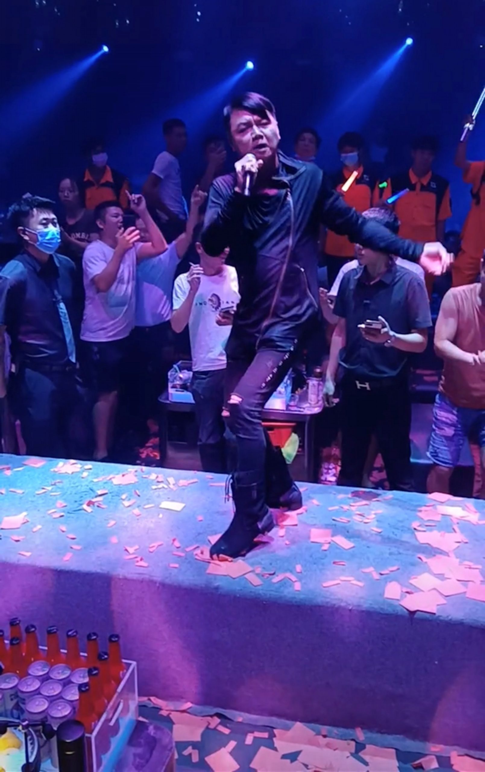 63岁艾威酒吧商演 环境简陋网叹:很悲哀