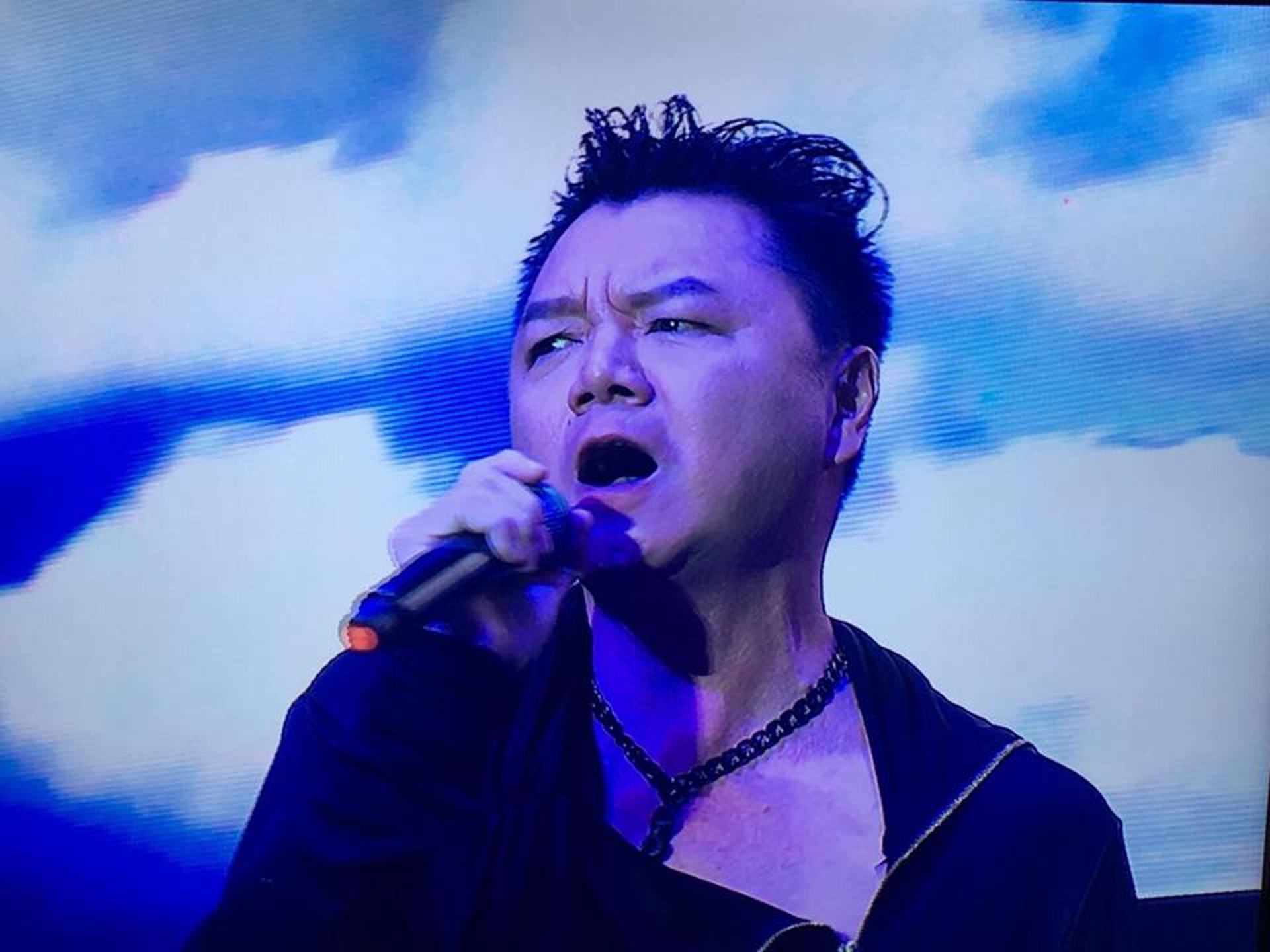 63岁艾威酒吧商演 环境简陋网叹:很悲哀