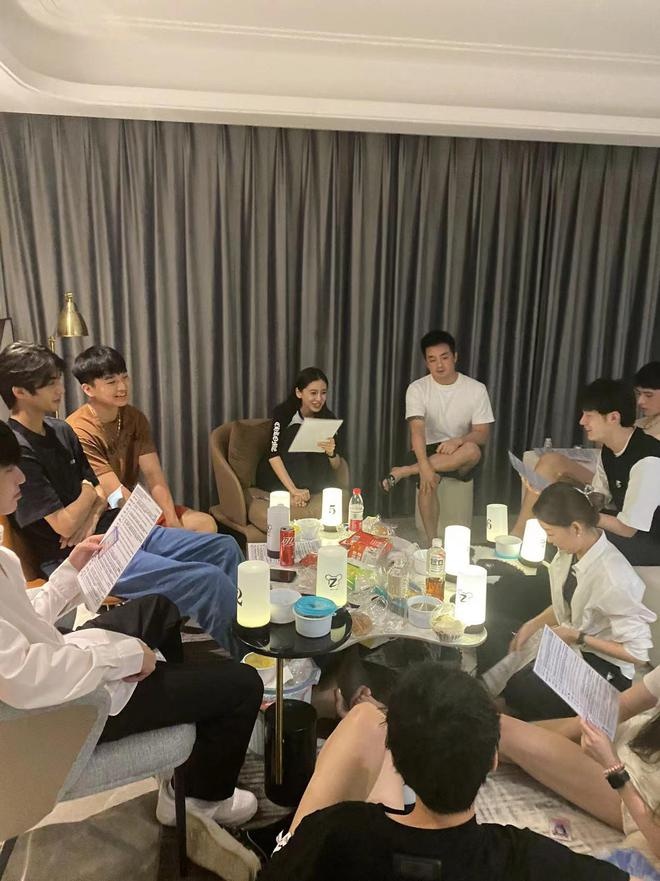 Angelababy传花钱请男伴陪玩 网质疑:她还需要花钱找男生?