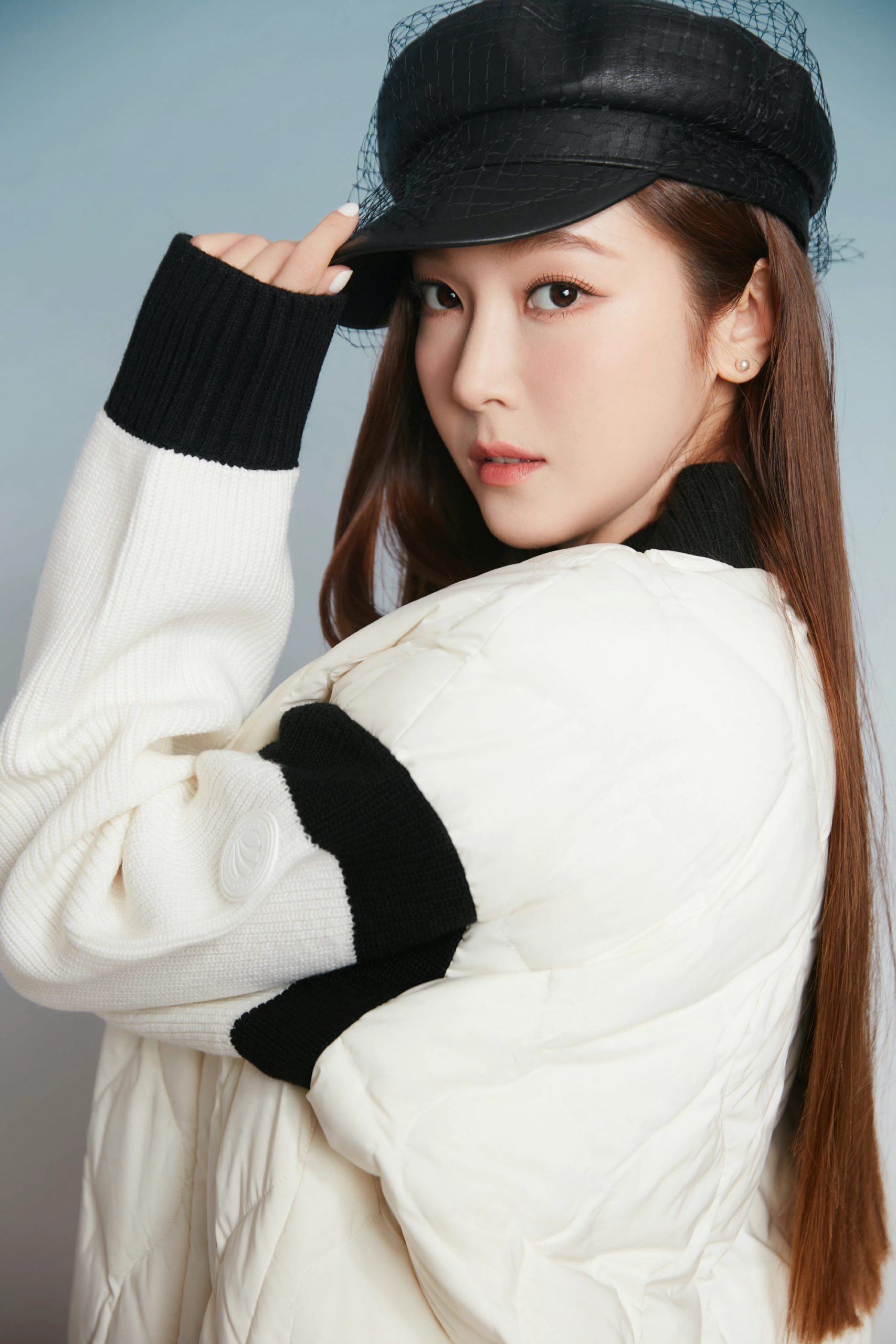 Angelababy同框郑秀妍看秀 手机扫码加好友全被拍