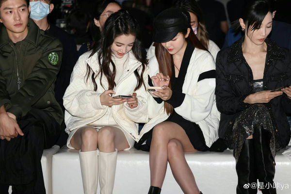 Angelababy同框郑秀妍看秀 手机扫码加好友全被拍