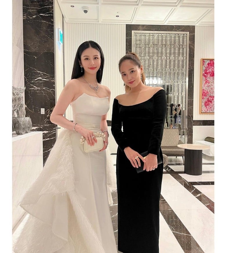 Ayla平口礼服超辣 合照柳真掀热议