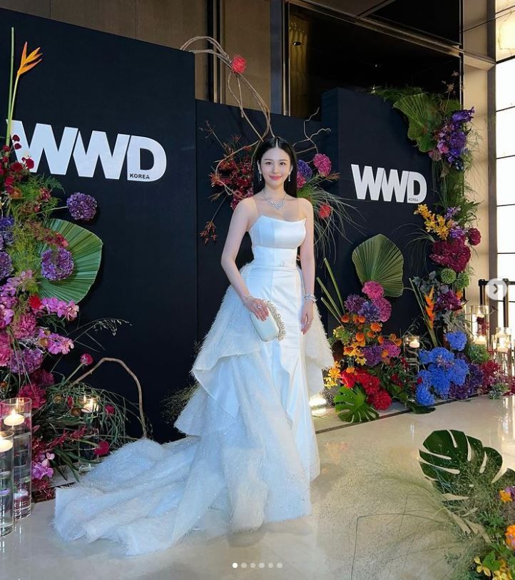 Ayla平口礼服超辣 合照柳真掀热议