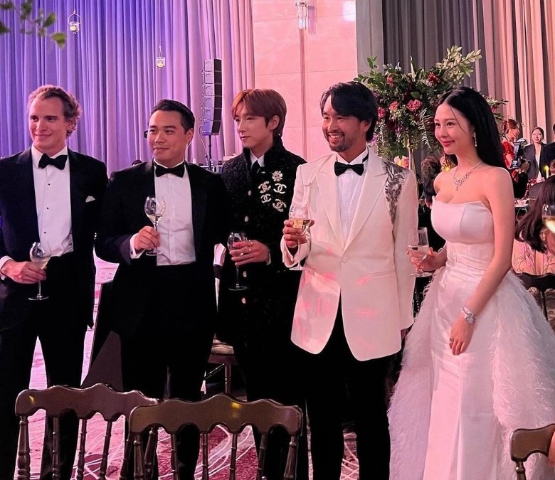 Ayla平口礼服超辣 合照柳真掀热议