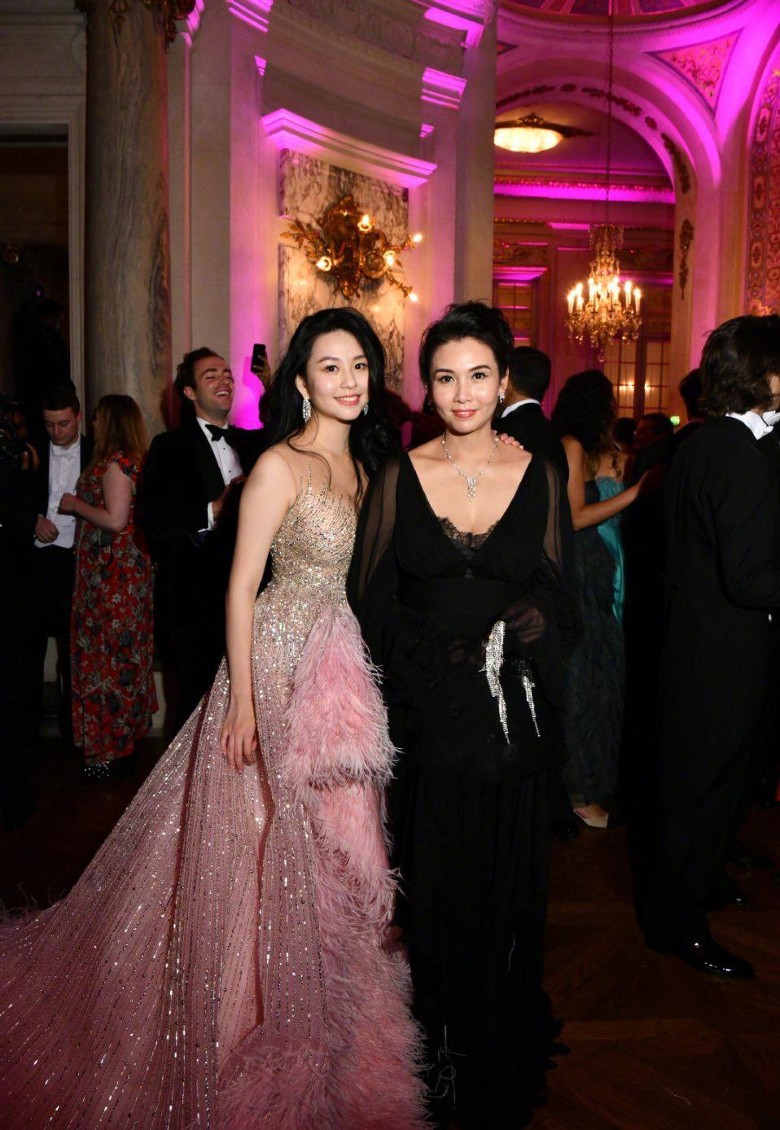 Ayla平口礼服超辣 合照柳真掀热议