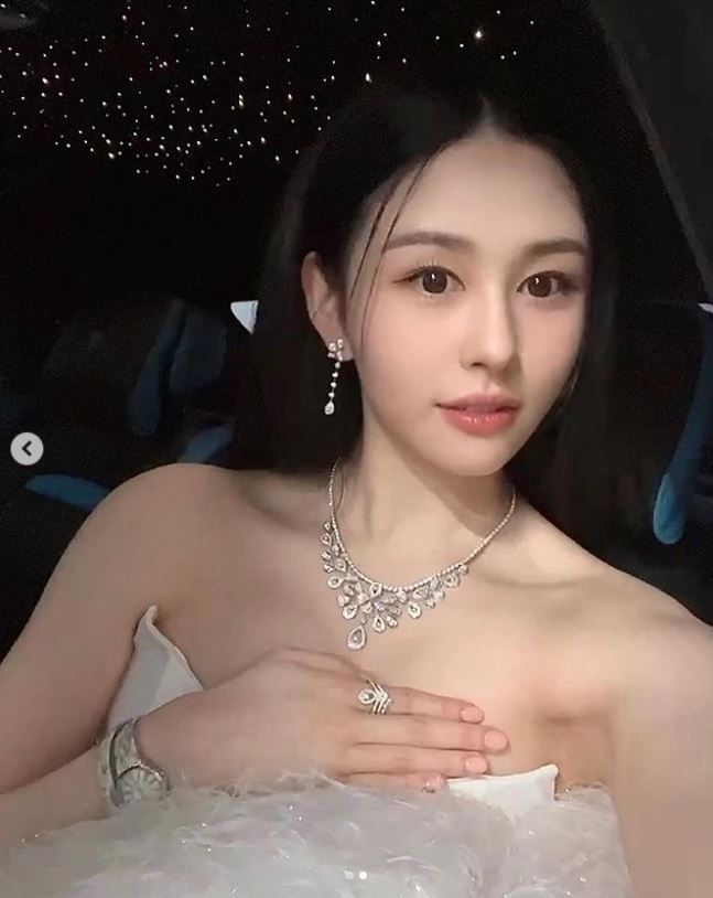 Ayla平口礼服超辣 合照柳真掀热议