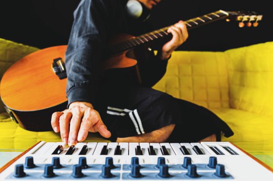 Chris／歌曲创作的工厂流水线