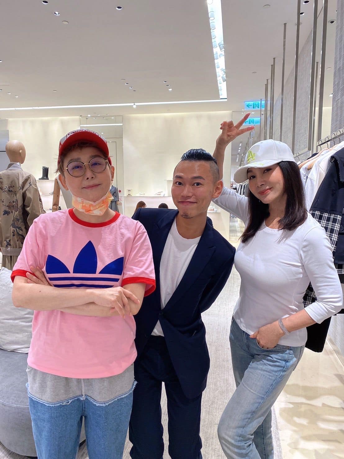 ​买牛仔裤换满肚气  陈美凤竟被店员打枪