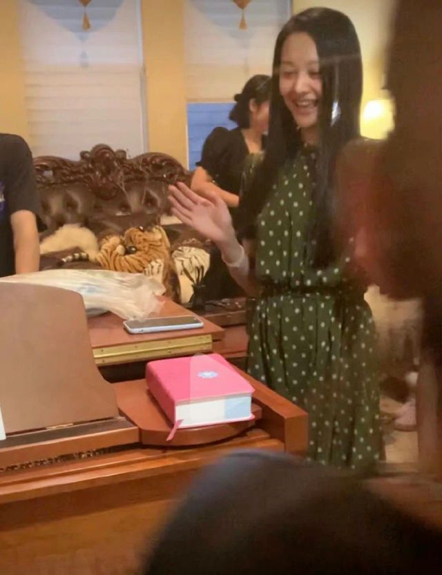 郑爽与儿女合影首曝光 全家温馨一起庆生