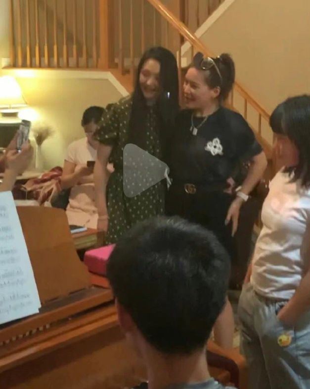 郑爽与儿女合影首曝光 全家温馨一起庆生