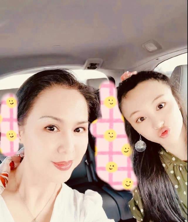 郑爽与儿女合影首曝光 全家温馨一起庆生