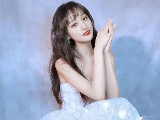 郑爽与儿女合影首曝光 全家温馨一起庆生