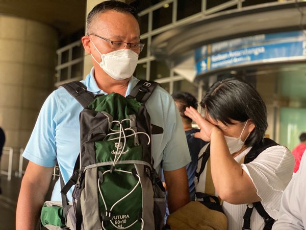 “儿子,回家了!” 魏振峰父母携骨灰抵隆 母亲下机哭成泪人