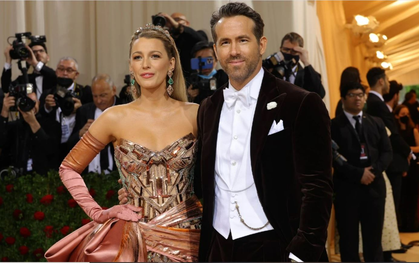 “死侍”赖恩雷诺斯8年拼4胎 碧琪金光闪闪孕装辣翻天