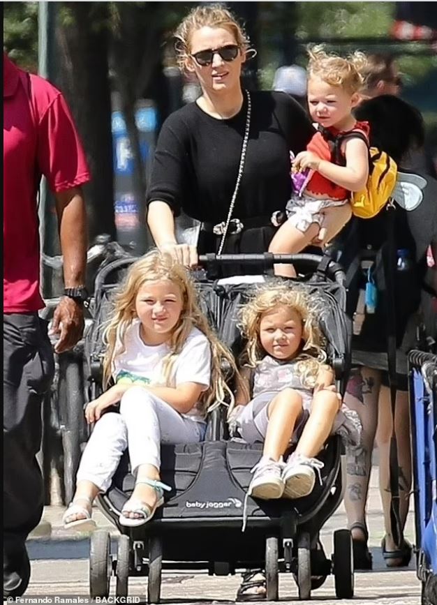 “死侍”赖恩雷诺斯8年拼4胎 碧琪金光闪闪孕装辣翻天