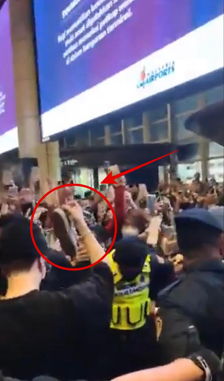 一出闸粉丝失控推挤大包围 王嘉尔捡到鞋搞笑找主人