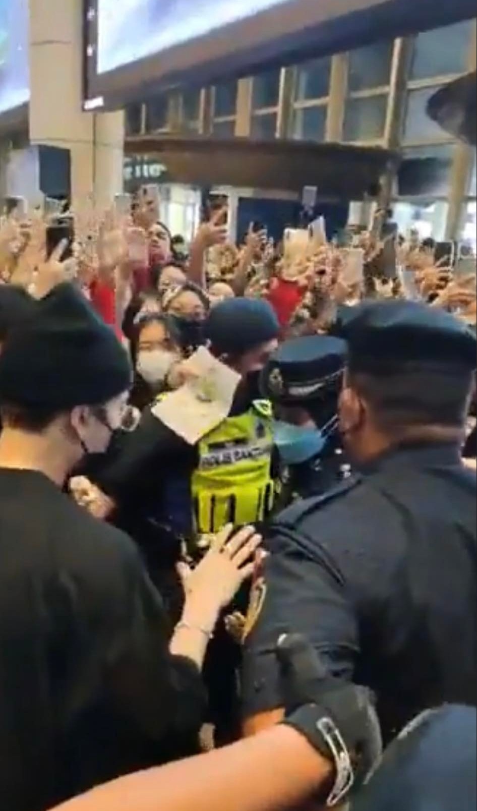 一出闸粉丝失控推挤大包围 王嘉尔捡到鞋搞笑找主人