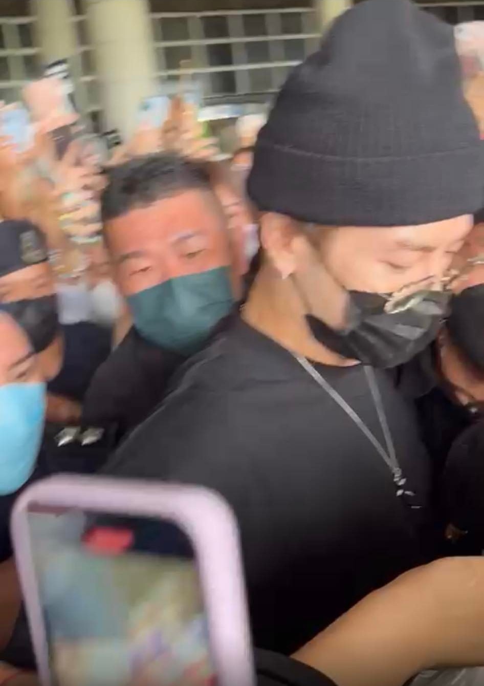 一出闸粉丝失控推挤大包围 王嘉尔捡到鞋搞笑找主人