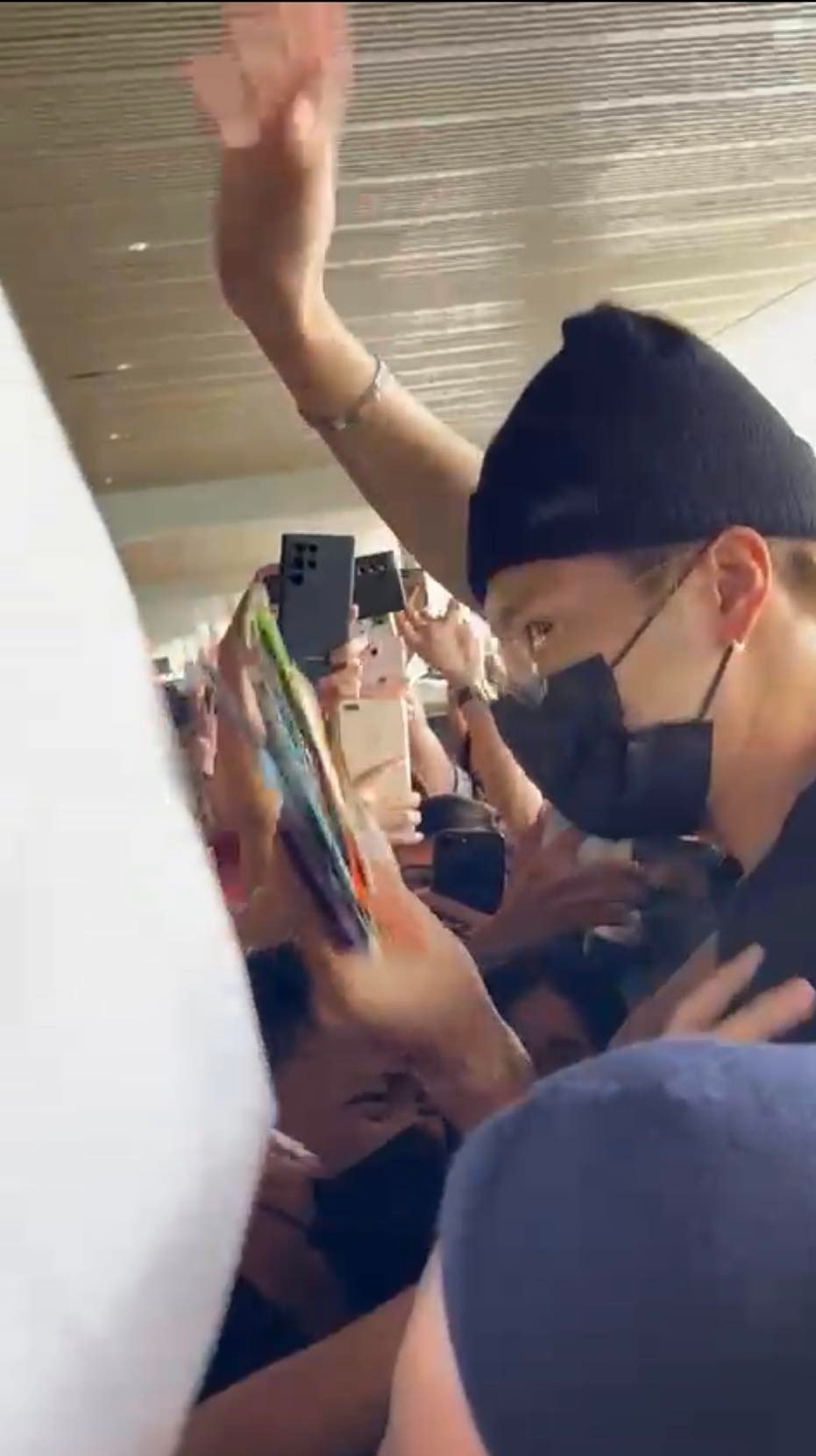 一出闸粉丝失控推挤大包围 王嘉尔捡到鞋搞笑找主人