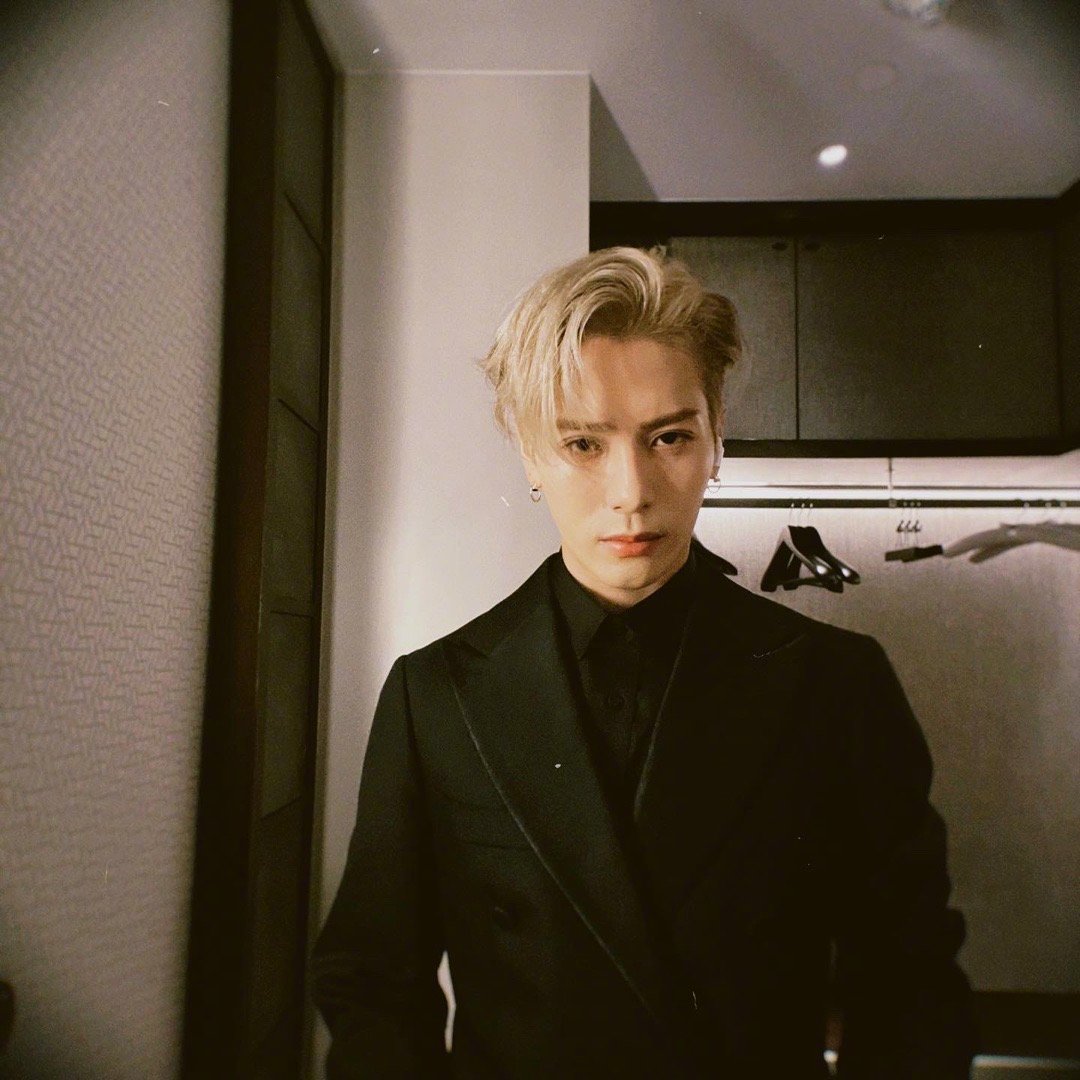 一出闸粉丝失控推挤大包围 王嘉尔捡到鞋搞笑找主人