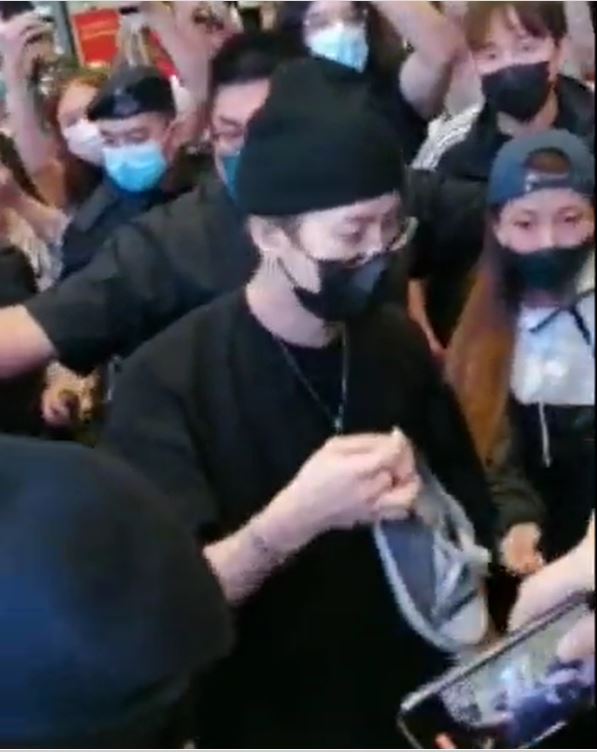 一出闸粉丝失控推挤大包围 王嘉尔捡到鞋搞笑找主人